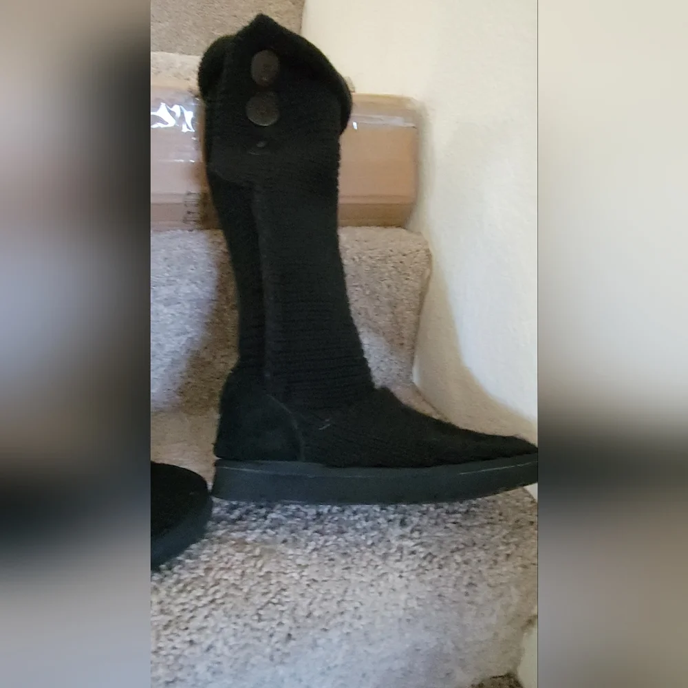 UGG Womens Classic Cardy Wool Knit Mid-calf Botton Boots, Black, size 8